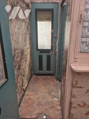 Lille Bois Blancs, proche Lomme et Lambersart, maison de courée à rénover entièrement.
65 m2 h...
