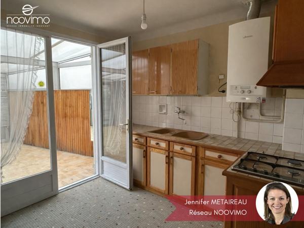 Coeur de bourg ! Au calme, maison à rénover non mitoyenne avec garage et petit jardin