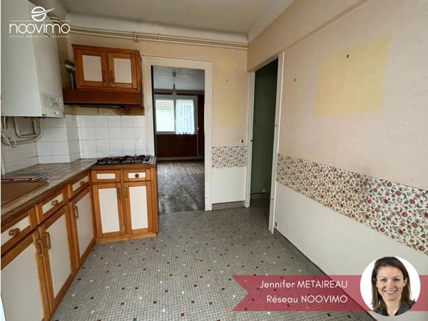 Coeur de bourg ! Au calme, maison à rénover non mitoyenne avec garage et petit jardin