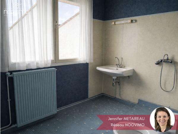 Coeur de bourg ! Au calme, maison à rénover non mitoyenne avec garage et petit jardin