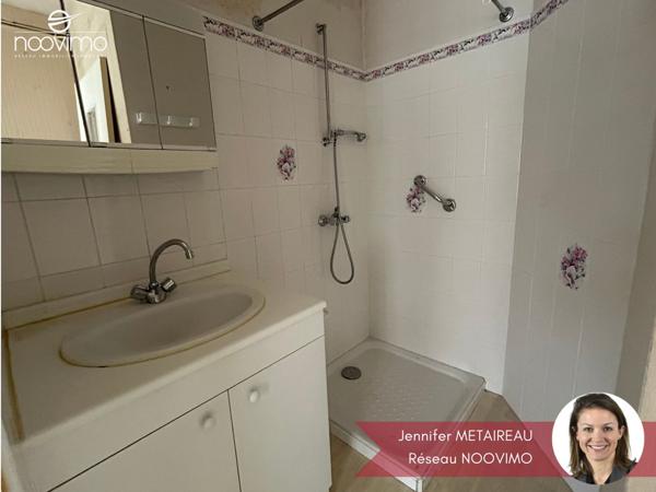 Coeur de bourg ! Au calme, maison à rénover non mitoyenne avec garage et petit jardin