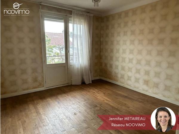 Coeur de bourg ! Au calme, maison à rénover non mitoyenne avec garage et petit jardin