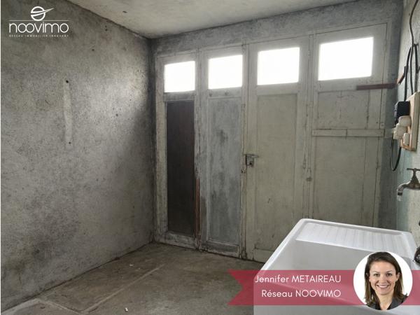 Coeur de bourg ! Au calme, maison à rénover non mitoyenne avec garage et petit jardin