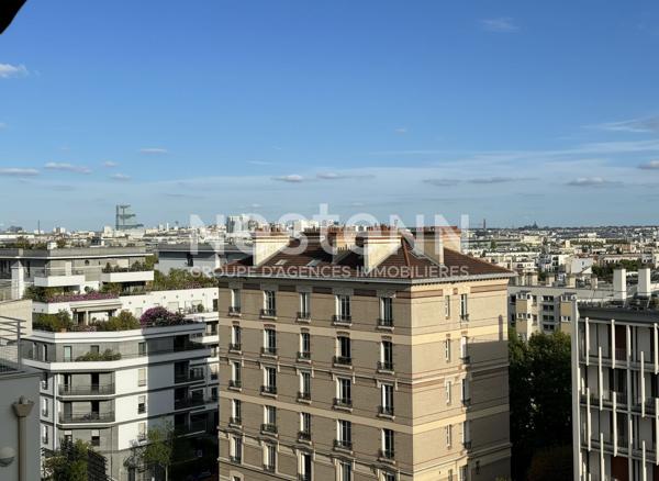 Appartement Courbevoie 3 pièces 70 m2 vue Paris et Tour Eiffel bonne exposition balcons étage élevé traversant proche commodités écoles transports