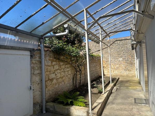 ROCHEFORT, MAISON DE FAUBOURG AVEC COUR ET 2 CHAMBRES