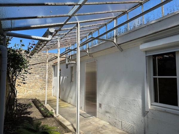 ROCHEFORT, MAISON DE FAUBOURG AVEC COUR ET 2 CHAMBRES