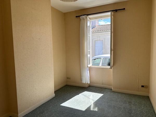 ROCHEFORT, MAISON DE FAUBOURG AVEC COUR ET 2 CHAMBRES