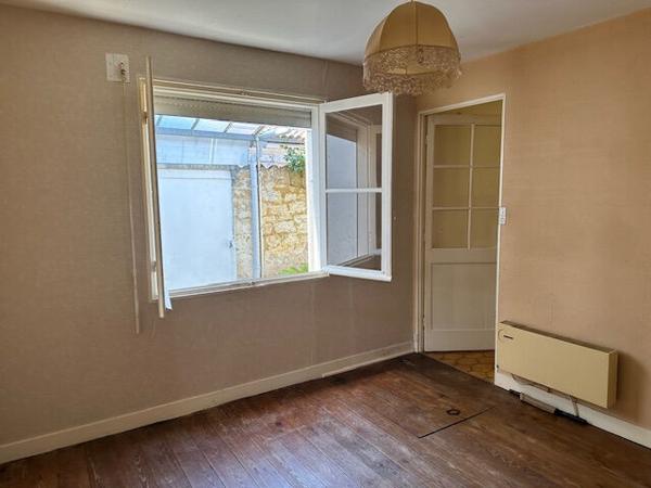 ROCHEFORT, MAISON DE FAUBOURG AVEC COUR ET 2 CHAMBRES