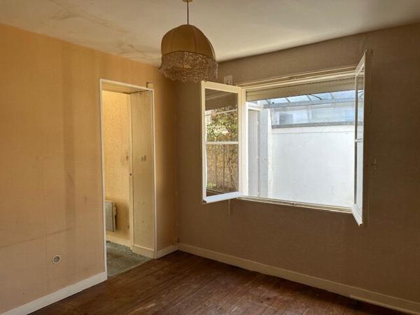 ROCHEFORT, MAISON DE FAUBOURG AVEC COUR ET 2 CHAMBRES