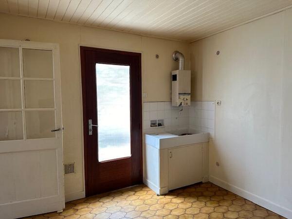 ROCHEFORT, MAISON DE FAUBOURG AVEC COUR ET 2 CHAMBRES