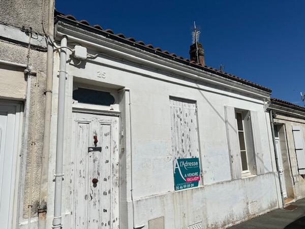 ROCHEFORT, MAISON DE FAUBOURG AVEC COUR ET 2 CHAMBRES