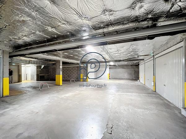 VIEUX LILLE – Local professionnel 370 m² avec vitrines et parkings | Opportunité rare