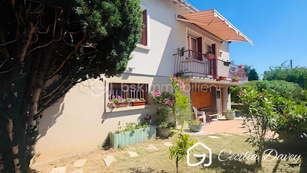 *** Nouveauté : Maison idéalement située en plein cœur de ville avec jardin et double garage*** 

Découvrez cette agréable Maison, très bien entretenue, bénéficiant d'un emplacement privilégié, à deux pas de toutes les commodités.

Élevée sur un sous-sol total, elle offre de beaux volumes et une distribution fonctionnelle. 
Vous serez séduit par son vaste espace de vie, baigné de lumière grâce à sa double exposition, idéal pour partager des moments en famille ou entre amis.
La partie nuit comprend 3 chambres, offrant tout le confort nécessaire.
À l'extérieur, profitez d'un jardin entourant la maison, parfait pour les beaux jours, ainsi que d'un double garage, un véritable atout en centre-ville.
Le grenier aménageable permet d'ajouter de la superficie habitable en créant des espaces selon vos envies.

* Descriptif de la Maison *

Au rez-de-jardin :
- Une entrée 
- Une chaufferie
- Un atelier
- Une buanderie avec son point d'eau
- Un bureau ou chambre d'amis
- Une cave avec un puits

A l'étage :

- Un espace de vie spacieux et lumineux grâce à ses ouvertures sur l'extérieur, et donnant sur son balcon
- Une cuisine aménagée
- Un dégagement avec dressing
- 2 belles chambres 
- Une salle de bain avec une baignoire, une douche et un wc
- Un wc séparé

Au second niveau :
- Une chambre
- Un dégagement
- Un grenier aménageable d'environ 60m², idéale pour du stockage ou pour l'aménager selon vos besoins

* Ses extérieurs *
- Un terrain entièrement plat et clos de 460m², faisant le tour de la Maison
- Un double garage d'environ 40m² 
- Une jolie terrasse à l'arrière

* Son secteur *
- proximité de services : école primaire avec un service de cantine et de garderie,  service de transports pour le collège et le lycée, tous commerces de proximité  accessibles à pieds
- 4 mins de la Gare de SENS
- 10mins à pieds de la Cathédrale de SENS

* Ses équipements et ses avantages *
- Chauffage Gaz de Ville (chaudière De Dietrich de 2004, entretenue tous les ans)
- Possibilité d'installer un poêle à bois
- Sous-sol total compartimenté en espaces distincts
- Assainissement collectif aux normes
- Porte d'entrée neuve de 2024
- Puits pour arroser le jardin
- Maison en très bon état

Une maison alliant confort, praticité et qualité de vie, à découvrir sans tarder !