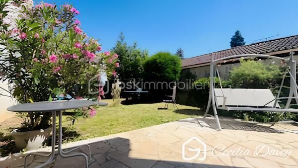 *** Nouveauté : Maison idéalement située en plein cœur de ville avec jardin et double garage*** 

Découvrez cette agréable Maison, très bien entretenue, bénéficiant d'un emplacement privilégié, à deux pas de toutes les commodités.

Élevée sur un sous-sol total, elle offre de beaux volumes et une distribution fonctionnelle. 
Vous serez séduit par son vaste espace de vie, baigné de lumière grâce à sa double exposition, idéal pour partager des moments en famille ou entre amis.
La partie nuit comprend 3 chambres, offrant tout le confort nécessaire.
À l'extérieur, profitez d'un jardin entourant la maison, parfait pour les beaux jours, ainsi que d'un double garage, un véritable atout en centre-ville.
Le grenier aménageable permet d'ajouter de la superficie habitable en créant des espaces selon vos envies.

* Descriptif de la Maison *

Au rez-de-jardin :
- Une entrée 
- Une chaufferie
- Un atelier
- Une buanderie avec son point d'eau
- Un bureau ou chambre d'amis
- Une cave avec un puits

A l'étage :

- Un espace de vie spacieux et lumineux grâce à ses ouvertures sur l'extérieur, et donnant sur son balcon
- Une cuisine aménagée
- Un dégagement avec dressing
- 2 belles chambres 
- Une salle de bain avec une baignoire, une douche et un wc
- Un wc séparé

Au second niveau :
- Une chambre
- Un dégagement
- Un grenier aménageable d'environ 60m², idéale pour du stockage ou pour l'aménager selon vos besoins

* Ses extérieurs *
- Un terrain entièrement plat et clos de 460m², faisant le tour de la Maison
- Un double garage d'environ 40m² 
- Une jolie terrasse à l'arrière

* Son secteur *
- proximité de services : école primaire avec un service de cantine et de garderie,  service de transports pour le collège et le lycée, tous commerces de proximité  accessibles à pieds
- 4 mins de la Gare de SENS
- 10mins à pieds de la Cathédrale de SENS

* Ses équipements et ses avantages *
- Chauffage Gaz de Ville (chaudière De Dietrich de 2004, entretenue tous les ans)
- Possibilité d'installer un poêle à bois
- Sous-sol total compartimenté en espaces distincts
- Assainissement collectif aux normes
- Porte d'entrée neuve de 2024
- Puits pour arroser le jardin
- Maison en très bon état

Une maison alliant confort, praticité et qualité de vie, à découvrir sans tarder !