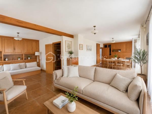 *** Nouveauté : Maison idéalement située en plein cœur de ville avec jardin et double garage*** 

Découvrez cette agréable Maison, très bien entretenue, bénéficiant d'un emplacement privilégié, à deux pas de toutes les commodités.

Élevée sur un sous-sol total, elle offre de beaux volumes et une distribution fonctionnelle. 
Vous serez séduit par son vaste espace de vie, baigné de lumière grâce à sa double exposition, idéal pour partager des moments en famille ou entre amis.
La partie nuit comprend 3 chambres, offrant tout le confort nécessaire.
À l'extérieur, profitez d'un jardin entourant la maison, parfait pour les beaux jours, ainsi que d'un double garage, un véritable atout en centre-ville.
Le grenier aménageable permet d'ajouter de la superficie habitable en créant des espaces selon vos envies.

* Descriptif de la Maison *

Au rez-de-jardin :
- Une entrée 
- Une chaufferie
- Un atelier
- Une buanderie avec son point d'eau
- Un bureau ou chambre d'amis
- Une cave avec un puits

A l'étage :

- Un espace de vie spacieux et lumineux grâce à ses ouvertures sur l'extérieur, et donnant sur son balcon
- Une cuisine aménagée
- Un dégagement avec dressing
- 2 belles chambres 
- Une salle de bain avec une baignoire, une douche et un wc
- Un wc séparé

Au second niveau :
- Une chambre
- Un dégagement
- Un grenier aménageable d'environ 60m², idéale pour du stockage ou pour l'aménager selon vos besoins

* Ses extérieurs *
- Un terrain entièrement plat et clos de 460m², faisant le tour de la Maison
- Un double garage d'environ 40m² 
- Une jolie terrasse à l'arrière

* Son secteur *
- proximité de services : école primaire avec un service de cantine et de garderie,  service de transports pour le collège et le lycée, tous commerces de proximité  accessibles à pieds
- 4 mins de la Gare de SENS
- 10mins à pieds de la Cathédrale de SENS

* Ses équipements et ses avantages *
- Chauffage Gaz de Ville (chaudière De Dietrich de 2004, entretenue tous les ans)
- Possibilité d'installer un poêle à bois
- Sous-sol total compartimenté en espaces distincts
- Assainissement collectif aux normes
- Porte d'entrée neuve de 2024
- Puits pour arroser le jardin
- Maison en très bon état

Une maison alliant confort, praticité et qualité de vie, à découvrir sans tarder !