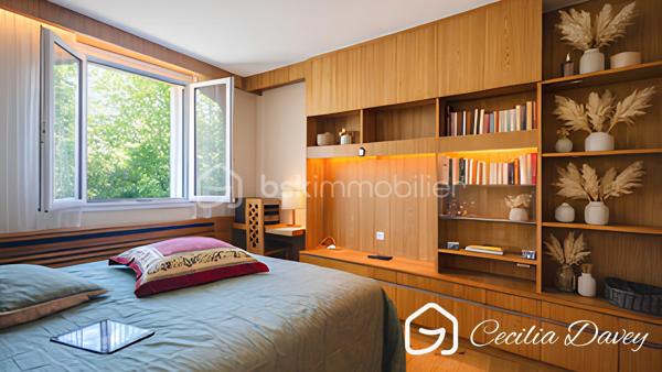 *** Nouveauté : Maison idéalement située en plein cœur de ville avec jardin et double garage*** 

Découvrez cette agréable Maison, très bien entretenue, bénéficiant d'un emplacement privilégié, à deux pas de toutes les commodités.

Élevée sur un sous-sol total, elle offre de beaux volumes et une distribution fonctionnelle. 
Vous serez séduit par son vaste espace de vie, baigné de lumière grâce à sa double exposition, idéal pour partager des moments en famille ou entre amis.
La partie nuit comprend 3 chambres, offrant tout le confort nécessaire.
À l'extérieur, profitez d'un jardin entourant la maison, parfait pour les beaux jours, ainsi que d'un double garage, un véritable atout en centre-ville.
Le grenier aménageable permet d'ajouter de la superficie habitable en créant des espaces selon vos envies.

* Descriptif de la Maison *

Au rez-de-jardin :
- Une entrée 
- Une chaufferie
- Un atelier
- Une buanderie avec son point d'eau
- Un bureau ou chambre d'amis
- Une cave avec un puits

A l'étage :

- Un espace de vie spacieux et lumineux grâce à ses ouvertures sur l'extérieur, et donnant sur son balcon
- Une cuisine aménagée
- Un dégagement avec dressing
- 2 belles chambres 
- Une salle de bain avec une baignoire, une douche et un wc
- Un wc séparé

Au second niveau :
- Une chambre
- Un dégagement
- Un grenier aménageable d'environ 60m², idéale pour du stockage ou pour l'aménager selon vos besoins

* Ses extérieurs *
- Un terrain entièrement plat et clos de 460m², faisant le tour de la Maison
- Un double garage d'environ 40m² 
- Une jolie terrasse à l'arrière

* Son secteur *
- proximité de services : école primaire avec un service de cantine et de garderie,  service de transports pour le collège et le lycée, tous commerces de proximité  accessibles à pieds
- 4 mins de la Gare de SENS
- 10mins à pieds de la Cathédrale de SENS

* Ses équipements et ses avantages *
- Chauffage Gaz de Ville (chaudière De Dietrich de 2004, entretenue tous les ans)
- Possibilité d'installer un poêle à bois
- Sous-sol total compartimenté en espaces distincts
- Assainissement collectif aux normes
- Porte d'entrée neuve de 2024
- Puits pour arroser le jardin
- Maison en très bon état

Une maison alliant confort, praticité et qualité de vie, à découvrir sans tarder !