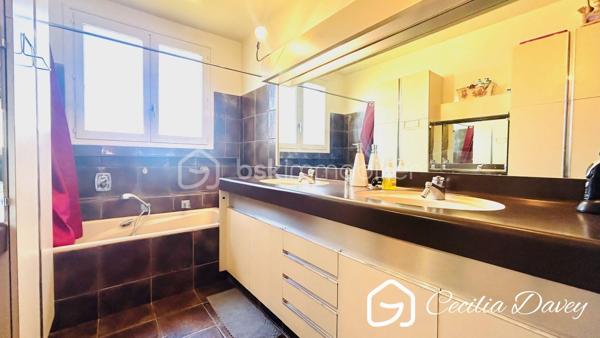 *** Nouveauté : Maison idéalement située en plein cœur de ville avec jardin et double garage*** 

Découvrez cette agréable Maison, très bien entretenue, bénéficiant d'un emplacement privilégié, à deux pas de toutes les commodités.

Élevée sur un sous-sol total, elle offre de beaux volumes et une distribution fonctionnelle. 
Vous serez séduit par son vaste espace de vie, baigné de lumière grâce à sa double exposition, idéal pour partager des moments en famille ou entre amis.
La partie nuit comprend 3 chambres, offrant tout le confort nécessaire.
À l'extérieur, profitez d'un jardin entourant la maison, parfait pour les beaux jours, ainsi que d'un double garage, un véritable atout en centre-ville.
Le grenier aménageable permet d'ajouter de la superficie habitable en créant des espaces selon vos envies.

* Descriptif de la Maison *

Au rez-de-jardin :
- Une entrée 
- Une chaufferie
- Un atelier
- Une buanderie avec son point d'eau
- Un bureau ou chambre d'amis
- Une cave avec un puits

A l'étage :

- Un espace de vie spacieux et lumineux grâce à ses ouvertures sur l'extérieur, et donnant sur son balcon
- Une cuisine aménagée
- Un dégagement avec dressing
- 2 belles chambres 
- Une salle de bain avec une baignoire, une douche et un wc
- Un wc séparé

Au second niveau :
- Une chambre
- Un dégagement
- Un grenier aménageable d'environ 60m², idéale pour du stockage ou pour l'aménager selon vos besoins

* Ses extérieurs *
- Un terrain entièrement plat et clos de 460m², faisant le tour de la Maison
- Un double garage d'environ 40m² 
- Une jolie terrasse à l'arrière

* Son secteur *
- proximité de services : école primaire avec un service de cantine et de garderie,  service de transports pour le collège et le lycée, tous commerces de proximité  accessibles à pieds
- 4 mins de la Gare de SENS
- 10mins à pieds de la Cathédrale de SENS

* Ses équipements et ses avantages *
- Chauffage Gaz de Ville (chaudière De Dietrich de 2004, entretenue tous les ans)
- Possibilité d'installer un poêle à bois
- Sous-sol total compartimenté en espaces distincts
- Assainissement collectif aux normes
- Porte d'entrée neuve de 2024
- Puits pour arroser le jardin
- Maison en très bon état

Une maison alliant confort, praticité et qualité de vie, à découvrir sans tarder !