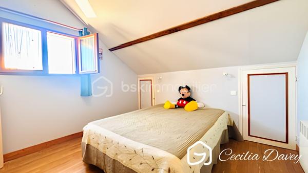 *** Nouveauté : Maison idéalement située en plein cœur de ville avec jardin et double garage*** 

Découvrez cette agréable Maison, très bien entretenue, bénéficiant d'un emplacement privilégié, à deux pas de toutes les commodités.

Élevée sur un sous-sol total, elle offre de beaux volumes et une distribution fonctionnelle. 
Vous serez séduit par son vaste espace de vie, baigné de lumière grâce à sa double exposition, idéal pour partager des moments en famille ou entre amis.
La partie nuit comprend 3 chambres, offrant tout le confort nécessaire.
À l'extérieur, profitez d'un jardin entourant la maison, parfait pour les beaux jours, ainsi que d'un double garage, un véritable atout en centre-ville.
Le grenier aménageable permet d'ajouter de la superficie habitable en créant des espaces selon vos envies.

* Descriptif de la Maison *

Au rez-de-jardin :
- Une entrée 
- Une chaufferie
- Un atelier
- Une buanderie avec son point d'eau
- Un bureau ou chambre d'amis
- Une cave avec un puits

A l'étage :

- Un espace de vie spacieux et lumineux grâce à ses ouvertures sur l'extérieur, et donnant sur son balcon
- Une cuisine aménagée
- Un dégagement avec dressing
- 2 belles chambres 
- Une salle de bain avec une baignoire, une douche et un wc
- Un wc séparé

Au second niveau :
- Une chambre
- Un dégagement
- Un grenier aménageable d'environ 60m², idéale pour du stockage ou pour l'aménager selon vos besoins

* Ses extérieurs *
- Un terrain entièrement plat et clos de 460m², faisant le tour de la Maison
- Un double garage d'environ 40m² 
- Une jolie terrasse à l'arrière

* Son secteur *
- proximité de services : école primaire avec un service de cantine et de garderie,  service de transports pour le collège et le lycée, tous commerces de proximité  accessibles à pieds
- 4 mins de la Gare de SENS
- 10mins à pieds de la Cathédrale de SENS

* Ses équipements et ses avantages *
- Chauffage Gaz de Ville (chaudière De Dietrich de 2004, entretenue tous les ans)
- Possibilité d'installer un poêle à bois
- Sous-sol total compartimenté en espaces distincts
- Assainissement collectif aux normes
- Porte d'entrée neuve de 2024
- Puits pour arroser le jardin
- Maison en très bon état

Une maison alliant confort, praticité et qualité de vie, à découvrir sans tarder !