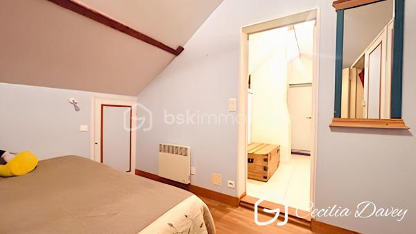 *** Nouveauté : Maison idéalement située en plein cœur de ville avec jardin et double garage*** 

Découvrez cette agréable Maison, très bien entretenue, bénéficiant d'un emplacement privilégié, à deux pas de toutes les commodités.

Élevée sur un sous-sol total, elle offre de beaux volumes et une distribution fonctionnelle. 
Vous serez séduit par son vaste espace de vie, baigné de lumière grâce à sa double exposition, idéal pour partager des moments en famille ou entre amis.
La partie nuit comprend 3 chambres, offrant tout le confort nécessaire.
À l'extérieur, profitez d'un jardin entourant la maison, parfait pour les beaux jours, ainsi que d'un double garage, un véritable atout en centre-ville.
Le grenier aménageable permet d'ajouter de la superficie habitable en créant des espaces selon vos envies.

* Descriptif de la Maison *

Au rez-de-jardin :
- Une entrée 
- Une chaufferie
- Un atelier
- Une buanderie avec son point d'eau
- Un bureau ou chambre d'amis
- Une cave avec un puits

A l'étage :

- Un espace de vie spacieux et lumineux grâce à ses ouvertures sur l'extérieur, et donnant sur son balcon
- Une cuisine aménagée
- Un dégagement avec dressing
- 2 belles chambres 
- Une salle de bain avec une baignoire, une douche et un wc
- Un wc séparé

Au second niveau :
- Une chambre
- Un dégagement
- Un grenier aménageable d'environ 60m², idéale pour du stockage ou pour l'aménager selon vos besoins

* Ses extérieurs *
- Un terrain entièrement plat et clos de 460m², faisant le tour de la Maison
- Un double garage d'environ 40m² 
- Une jolie terrasse à l'arrière

* Son secteur *
- proximité de services : école primaire avec un service de cantine et de garderie,  service de transports pour le collège et le lycée, tous commerces de proximité  accessibles à pieds
- 4 mins de la Gare de SENS
- 10mins à pieds de la Cathédrale de SENS

* Ses équipements et ses avantages *
- Chauffage Gaz de Ville (chaudière De Dietrich de 2004, entretenue tous les ans)
- Possibilité d'installer un poêle à bois
- Sous-sol total compartimenté en espaces distincts
- Assainissement collectif aux normes
- Porte d'entrée neuve de 2024
- Puits pour arroser le jardin
- Maison en très bon état

Une maison alliant confort, praticité et qualité de vie, à découvrir sans tarder !