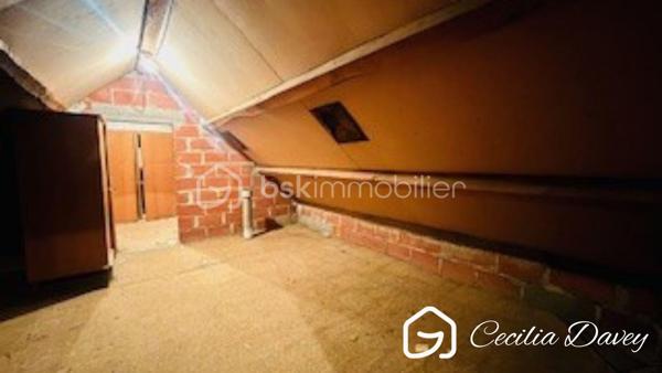 *** Nouveauté : Maison idéalement située en plein cœur de ville avec jardin et double garage*** 

Découvrez cette agréable Maison, très bien entretenue, bénéficiant d'un emplacement privilégié, à deux pas de toutes les commodités.

Élevée sur un sous-sol total, elle offre de beaux volumes et une distribution fonctionnelle. 
Vous serez séduit par son vaste espace de vie, baigné de lumière grâce à sa double exposition, idéal pour partager des moments en famille ou entre amis.
La partie nuit comprend 3 chambres, offrant tout le confort nécessaire.
À l'extérieur, profitez d'un jardin entourant la maison, parfait pour les beaux jours, ainsi que d'un double garage, un véritable atout en centre-ville.
Le grenier aménageable permet d'ajouter de la superficie habitable en créant des espaces selon vos envies.

* Descriptif de la Maison *

Au rez-de-jardin :
- Une entrée 
- Une chaufferie
- Un atelier
- Une buanderie avec son point d'eau
- Un bureau ou chambre d'amis
- Une cave avec un puits

A l'étage :

- Un espace de vie spacieux et lumineux grâce à ses ouvertures sur l'extérieur, et donnant sur son balcon
- Une cuisine aménagée
- Un dégagement avec dressing
- 2 belles chambres 
- Une salle de bain avec une baignoire, une douche et un wc
- Un wc séparé

Au second niveau :
- Une chambre
- Un dégagement
- Un grenier aménageable d'environ 60m², idéale pour du stockage ou pour l'aménager selon vos besoins

* Ses extérieurs *
- Un terrain entièrement plat et clos de 460m², faisant le tour de la Maison
- Un double garage d'environ 40m² 
- Une jolie terrasse à l'arrière

* Son secteur *
- proximité de services : école primaire avec un service de cantine et de garderie,  service de transports pour le collège et le lycée, tous commerces de proximité  accessibles à pieds
- 4 mins de la Gare de SENS
- 10mins à pieds de la Cathédrale de SENS

* Ses équipements et ses avantages *
- Chauffage Gaz de Ville (chaudière De Dietrich de 2004, entretenue tous les ans)
- Possibilité d'installer un poêle à bois
- Sous-sol total compartimenté en espaces distincts
- Assainissement collectif aux normes
- Porte d'entrée neuve de 2024
- Puits pour arroser le jardin
- Maison en très bon état

Une maison alliant confort, praticité et qualité de vie, à découvrir sans tarder !