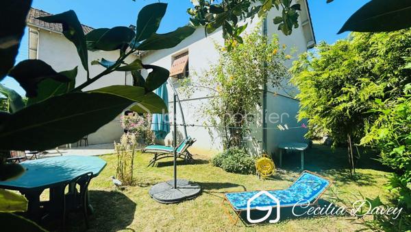 *** Nouveauté : Maison idéalement située en plein cœur de ville avec jardin et double garage*** 

Découvrez cette agréable Maison, très bien entretenue, bénéficiant d'un emplacement privilégié, à deux pas de toutes les commodités.

Élevée sur un sous-sol total, elle offre de beaux volumes et une distribution fonctionnelle. 
Vous serez séduit par son vaste espace de vie, baigné de lumière grâce à sa double exposition, idéal pour partager des moments en famille ou entre amis.
La partie nuit comprend 3 chambres, offrant tout le confort nécessaire.
À l'extérieur, profitez d'un jardin entourant la maison, parfait pour les beaux jours, ainsi que d'un double garage, un véritable atout en centre-ville.
Le grenier aménageable permet d'ajouter de la superficie habitable en créant des espaces selon vos envies.

* Descriptif de la Maison *

Au rez-de-jardin :
- Une entrée 
- Une chaufferie
- Un atelier
- Une buanderie avec son point d'eau
- Un bureau ou chambre d'amis
- Une cave avec un puits

A l'étage :

- Un espace de vie spacieux et lumineux grâce à ses ouvertures sur l'extérieur, et donnant sur son balcon
- Une cuisine aménagée
- Un dégagement avec dressing
- 2 belles chambres 
- Une salle de bain avec une baignoire, une douche et un wc
- Un wc séparé

Au second niveau :
- Une chambre
- Un dégagement
- Un grenier aménageable d'environ 60m², idéale pour du stockage ou pour l'aménager selon vos besoins

* Ses extérieurs *
- Un terrain entièrement plat et clos de 460m², faisant le tour de la Maison
- Un double garage d'environ 40m² 
- Une jolie terrasse à l'arrière

* Son secteur *
- proximité de services : école primaire avec un service de cantine et de garderie,  service de transports pour le collège et le lycée, tous commerces de proximité  accessibles à pieds
- 4 mins de la Gare de SENS
- 10mins à pieds de la Cathédrale de SENS

* Ses équipements et ses avantages *
- Chauffage Gaz de Ville (chaudière De Dietrich de 2004, entretenue tous les ans)
- Possibilité d'installer un poêle à bois
- Sous-sol total compartimenté en espaces distincts
- Assainissement collectif aux normes
- Porte d'entrée neuve de 2024
- Puits pour arroser le jardin
- Maison en très bon état

Une maison alliant confort, praticité et qualité de vie, à découvrir sans tarder !