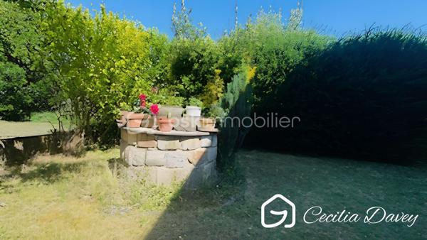 *** Nouveauté : Maison idéalement située en plein cœur de ville avec jardin et double garage*** 

Découvrez cette agréable Maison, très bien entretenue, bénéficiant d'un emplacement privilégié, à deux pas de toutes les commodités.

Élevée sur un sous-sol total, elle offre de beaux volumes et une distribution fonctionnelle. 
Vous serez séduit par son vaste espace de vie, baigné de lumière grâce à sa double exposition, idéal pour partager des moments en famille ou entre amis.
La partie nuit comprend 3 chambres, offrant tout le confort nécessaire.
À l'extérieur, profitez d'un jardin entourant la maison, parfait pour les beaux jours, ainsi que d'un double garage, un véritable atout en centre-ville.
Le grenier aménageable permet d'ajouter de la superficie habitable en créant des espaces selon vos envies.

* Descriptif de la Maison *

Au rez-de-jardin :
- Une entrée 
- Une chaufferie
- Un atelier
- Une buanderie avec son point d'eau
- Un bureau ou chambre d'amis
- Une cave avec un puits

A l'étage :

- Un espace de vie spacieux et lumineux grâce à ses ouvertures sur l'extérieur, et donnant sur son balcon
- Une cuisine aménagée
- Un dégagement avec dressing
- 2 belles chambres 
- Une salle de bain avec une baignoire, une douche et un wc
- Un wc séparé

Au second niveau :
- Une chambre
- Un dégagement
- Un grenier aménageable d'environ 60m², idéale pour du stockage ou pour l'aménager selon vos besoins

* Ses extérieurs *
- Un terrain entièrement plat et clos de 460m², faisant le tour de la Maison
- Un double garage d'environ 40m² 
- Une jolie terrasse à l'arrière

* Son secteur *
- proximité de services : école primaire avec un service de cantine et de garderie,  service de transports pour le collège et le lycée, tous commerces de proximité  accessibles à pieds
- 4 mins de la Gare de SENS
- 10mins à pieds de la Cathédrale de SENS

* Ses équipements et ses avantages *
- Chauffage Gaz de Ville (chaudière De Dietrich de 2004, entretenue tous les ans)
- Possibilité d'installer un poêle à bois
- Sous-sol total compartimenté en espaces distincts
- Assainissement collectif aux normes
- Porte d'entrée neuve de 2024
- Puits pour arroser le jardin
- Maison en très bon état

Une maison alliant confort, praticité et qualité de vie, à découvrir sans tarder !