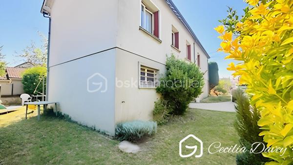 *** Nouveauté : Maison idéalement située en plein cœur de ville avec jardin et double garage*** 

Découvrez cette agréable Maison, très bien entretenue, bénéficiant d'un emplacement privilégié, à deux pas de toutes les commodités.

Élevée sur un sous-sol total, elle offre de beaux volumes et une distribution fonctionnelle. 
Vous serez séduit par son vaste espace de vie, baigné de lumière grâce à sa double exposition, idéal pour partager des moments en famille ou entre amis.
La partie nuit comprend 3 chambres, offrant tout le confort nécessaire.
À l'extérieur, profitez d'un jardin entourant la maison, parfait pour les beaux jours, ainsi que d'un double garage, un véritable atout en centre-ville.
Le grenier aménageable permet d'ajouter de la superficie habitable en créant des espaces selon vos envies.

* Descriptif de la Maison *

Au rez-de-jardin :
- Une entrée 
- Une chaufferie
- Un atelier
- Une buanderie avec son point d'eau
- Un bureau ou chambre d'amis
- Une cave avec un puits

A l'étage :

- Un espace de vie spacieux et lumineux grâce à ses ouvertures sur l'extérieur, et donnant sur son balcon
- Une cuisine aménagée
- Un dégagement avec dressing
- 2 belles chambres 
- Une salle de bain avec une baignoire, une douche et un wc
- Un wc séparé

Au second niveau :
- Une chambre
- Un dégagement
- Un grenier aménageable d'environ 60m², idéale pour du stockage ou pour l'aménager selon vos besoins

* Ses extérieurs *
- Un terrain entièrement plat et clos de 460m², faisant le tour de la Maison
- Un double garage d'environ 40m² 
- Une jolie terrasse à l'arrière

* Son secteur *
- proximité de services : école primaire avec un service de cantine et de garderie,  service de transports pour le collège et le lycée, tous commerces de proximité  accessibles à pieds
- 4 mins de la Gare de SENS
- 10mins à pieds de la Cathédrale de SENS

* Ses équipements et ses avantages *
- Chauffage Gaz de Ville (chaudière De Dietrich de 2004, entretenue tous les ans)
- Possibilité d'installer un poêle à bois
- Sous-sol total compartimenté en espaces distincts
- Assainissement collectif aux normes
- Porte d'entrée neuve de 2024
- Puits pour arroser le jardin
- Maison en très bon état

Une maison alliant confort, praticité et qualité de vie, à découvrir sans tarder !