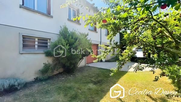*** Nouveauté : Maison idéalement située en plein cœur de ville avec jardin et double garage*** 

Découvrez cette agréable Maison, très bien entretenue, bénéficiant d'un emplacement privilégié, à deux pas de toutes les commodités.

Élevée sur un sous-sol total, elle offre de beaux volumes et une distribution fonctionnelle. 
Vous serez séduit par son vaste espace de vie, baigné de lumière grâce à sa double exposition, idéal pour partager des moments en famille ou entre amis.
La partie nuit comprend 3 chambres, offrant tout le confort nécessaire.
À l'extérieur, profitez d'un jardin entourant la maison, parfait pour les beaux jours, ainsi que d'un double garage, un véritable atout en centre-ville.
Le grenier aménageable permet d'ajouter de la superficie habitable en créant des espaces selon vos envies.

* Descriptif de la Maison *

Au rez-de-jardin :
- Une entrée 
- Une chaufferie
- Un atelier
- Une buanderie avec son point d'eau
- Un bureau ou chambre d'amis
- Une cave avec un puits

A l'étage :

- Un espace de vie spacieux et lumineux grâce à ses ouvertures sur l'extérieur, et donnant sur son balcon
- Une cuisine aménagée
- Un dégagement avec dressing
- 2 belles chambres 
- Une salle de bain avec une baignoire, une douche et un wc
- Un wc séparé

Au second niveau :
- Une chambre
- Un dégagement
- Un grenier aménageable d'environ 60m², idéale pour du stockage ou pour l'aménager selon vos besoins

* Ses extérieurs *
- Un terrain entièrement plat et clos de 460m², faisant le tour de la Maison
- Un double garage d'environ 40m² 
- Une jolie terrasse à l'arrière

* Son secteur *
- proximité de services : école primaire avec un service de cantine et de garderie,  service de transports pour le collège et le lycée, tous commerces de proximité  accessibles à pieds
- 4 mins de la Gare de SENS
- 10mins à pieds de la Cathédrale de SENS

* Ses équipements et ses avantages *
- Chauffage Gaz de Ville (chaudière De Dietrich de 2004, entretenue tous les ans)
- Possibilité d'installer un poêle à bois
- Sous-sol total compartimenté en espaces distincts
- Assainissement collectif aux normes
- Porte d'entrée neuve de 2024
- Puits pour arroser le jardin
- Maison en très bon état

Une maison alliant confort, praticité et qualité de vie, à découvrir sans tarder !
