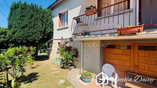 *** Nouveauté : Maison idéalement située en plein cœur de ville avec jardin et double garage*** 

Découvrez cette agréable Maison, très bien entretenue, bénéficiant d'un emplacement privilégié, à deux pas de toutes les commodités.

Élevée sur un sous-sol total, elle offre de beaux volumes et une distribution fonctionnelle. 
Vous serez séduit par son vaste espace de vie, baigné de lumière grâce à sa double exposition, idéal pour partager des moments en famille ou entre amis.
La partie nuit comprend 3 chambres, offrant tout le confort nécessaire.
À l'extérieur, profitez d'un jardin entourant la maison, parfait pour les beaux jours, ainsi que d'un double garage, un véritable atout en centre-ville.
Le grenier aménageable permet d'ajouter de la superficie habitable en créant des espaces selon vos envies.

* Descriptif de la Maison *

Au rez-de-jardin :
- Une entrée 
- Une chaufferie
- Un atelier
- Une buanderie avec son point d'eau
- Un bureau ou chambre d'amis
- Une cave avec un puits

A l'étage :

- Un espace de vie spacieux et lumineux grâce à ses ouvertures sur l'extérieur, et donnant sur son balcon
- Une cuisine aménagée
- Un dégagement avec dressing
- 2 belles chambres 
- Une salle de bain avec une baignoire, une douche et un wc
- Un wc séparé

Au second niveau :
- Une chambre
- Un dégagement
- Un grenier aménageable d'environ 60m², idéale pour du stockage ou pour l'aménager selon vos besoins

* Ses extérieurs *
- Un terrain entièrement plat et clos de 460m², faisant le tour de la Maison
- Un double garage d'environ 40m² 
- Une jolie terrasse à l'arrière

* Son secteur *
- proximité de services : école primaire avec un service de cantine et de garderie,  service de transports pour le collège et le lycée, tous commerces de proximité  accessibles à pieds
- 4 mins de la Gare de SENS
- 10mins à pieds de la Cathédrale de SENS

* Ses équipements et ses avantages *
- Chauffage Gaz de Ville (chaudière De Dietrich de 2004, entretenue tous les ans)
- Possibilité d'installer un poêle à bois
- Sous-sol total compartimenté en espaces distincts
- Assainissement collectif aux normes
- Porte d'entrée neuve de 2024
- Puits pour arroser le jardin
- Maison en très bon état

Une maison alliant confort, praticité et qualité de vie, à découvrir sans tarder !
