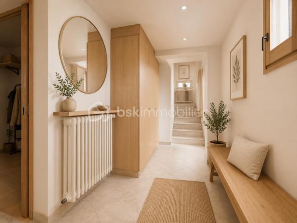 *** Nouveauté : Maison idéalement située en plein cœur de ville avec jardin et double garage*** 

Découvrez cette agréable Maison, très bien entretenue, bénéficiant d'un emplacement privilégié, à deux pas de toutes les commodités.

Élevée sur un sous-sol total, elle offre de beaux volumes et une distribution fonctionnelle. 
Vous serez séduit par son vaste espace de vie, baigné de lumière grâce à sa double exposition, idéal pour partager des moments en famille ou entre amis.
La partie nuit comprend 3 chambres, offrant tout le confort nécessaire.
À l'extérieur, profitez d'un jardin entourant la maison, parfait pour les beaux jours, ainsi que d'un double garage, un véritable atout en centre-ville.
Le grenier aménageable permet d'ajouter de la superficie habitable en créant des espaces selon vos envies.

* Descriptif de la Maison *

Au rez-de-jardin :
- Une entrée 
- Une chaufferie
- Un atelier
- Une buanderie avec son point d'eau
- Un bureau ou chambre d'amis
- Une cave avec un puits

A l'étage :

- Un espace de vie spacieux et lumineux grâce à ses ouvertures sur l'extérieur, et donnant sur son balcon
- Une cuisine aménagée
- Un dégagement avec dressing
- 2 belles chambres 
- Une salle de bain avec une baignoire, une douche et un wc
- Un wc séparé

Au second niveau :
- Une chambre
- Un dégagement
- Un grenier aménageable d'environ 60m², idéale pour du stockage ou pour l'aménager selon vos besoins

* Ses extérieurs *
- Un terrain entièrement plat et clos de 460m², faisant le tour de la Maison
- Un double garage d'environ 40m² 
- Une jolie terrasse à l'arrière

* Son secteur *
- proximité de services : école primaire avec un service de cantine et de garderie,  service de transports pour le collège et le lycée, tous commerces de proximité  accessibles à pieds
- 4 mins de la Gare de SENS
- 10mins à pieds de la Cathédrale de SENS

* Ses équipements et ses avantages *
- Chauffage Gaz de Ville (chaudière De Dietrich de 2004, entretenue tous les ans)
- Possibilité d'installer un poêle à bois
- Sous-sol total compartimenté en espaces distincts
- Assainissement collectif aux normes
- Porte d'entrée neuve de 2024
- Puits pour arroser le jardin
- Maison en très bon état

Une maison alliant confort, praticité et qualité de vie, à découvrir sans tarder !