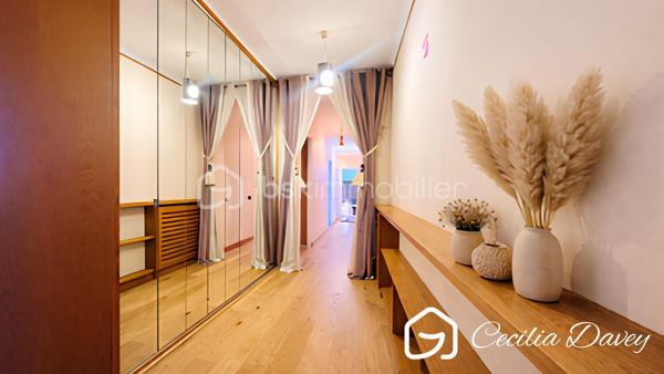 *** Nouveauté : Maison idéalement située en plein cœur de ville avec jardin et double garage*** 

Découvrez cette agréable Maison, très bien entretenue, bénéficiant d'un emplacement privilégié, à deux pas de toutes les commodités.

Élevée sur un sous-sol total, elle offre de beaux volumes et une distribution fonctionnelle. 
Vous serez séduit par son vaste espace de vie, baigné de lumière grâce à sa double exposition, idéal pour partager des moments en famille ou entre amis.
La partie nuit comprend 3 chambres, offrant tout le confort nécessaire.
À l'extérieur, profitez d'un jardin entourant la maison, parfait pour les beaux jours, ainsi que d'un double garage, un véritable atout en centre-ville.
Le grenier aménageable permet d'ajouter de la superficie habitable en créant des espaces selon vos envies.

* Descriptif de la Maison *

Au rez-de-jardin :
- Une entrée 
- Une chaufferie
- Un atelier
- Une buanderie avec son point d'eau
- Un bureau ou chambre d'amis
- Une cave avec un puits

A l'étage :

- Un espace de vie spacieux et lumineux grâce à ses ouvertures sur l'extérieur, et donnant sur son balcon
- Une cuisine aménagée
- Un dégagement avec dressing
- 2 belles chambres 
- Une salle de bain avec une baignoire, une douche et un wc
- Un wc séparé

Au second niveau :
- Une chambre
- Un dégagement
- Un grenier aménageable d'environ 60m², idéale pour du stockage ou pour l'aménager selon vos besoins

* Ses extérieurs *
- Un terrain entièrement plat et clos de 460m², faisant le tour de la Maison
- Un double garage d'environ 40m² 
- Une jolie terrasse à l'arrière

* Son secteur *
- proximité de services : école primaire avec un service de cantine et de garderie,  service de transports pour le collège et le lycée, tous commerces de proximité  accessibles à pieds
- 4 mins de la Gare de SENS
- 10mins à pieds de la Cathédrale de SENS

* Ses équipements et ses avantages *
- Chauffage Gaz de Ville (chaudière De Dietrich de 2004, entretenue tous les ans)
- Possibilité d'installer un poêle à bois
- Sous-sol total compartimenté en espaces distincts
- Assainissement collectif aux normes
- Porte d'entrée neuve de 2024
- Puits pour arroser le jardin
- Maison en très bon état

Une maison alliant confort, praticité et qualité de vie, à découvrir sans tarder !