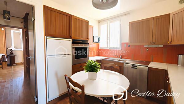 *** Nouveauté : Maison idéalement située en plein cœur de ville avec jardin et double garage*** 

Découvrez cette agréable Maison, très bien entretenue, bénéficiant d'un emplacement privilégié, à deux pas de toutes les commodités.

Élevée sur un sous-sol total, elle offre de beaux volumes et une distribution fonctionnelle. 
Vous serez séduit par son vaste espace de vie, baigné de lumière grâce à sa double exposition, idéal pour partager des moments en famille ou entre amis.
La partie nuit comprend 3 chambres, offrant tout le confort nécessaire.
À l'extérieur, profitez d'un jardin entourant la maison, parfait pour les beaux jours, ainsi que d'un double garage, un véritable atout en centre-ville.
Le grenier aménageable permet d'ajouter de la superficie habitable en créant des espaces selon vos envies.

* Descriptif de la Maison *

Au rez-de-jardin :
- Une entrée 
- Une chaufferie
- Un atelier
- Une buanderie avec son point d'eau
- Un bureau ou chambre d'amis
- Une cave avec un puits

A l'étage :

- Un espace de vie spacieux et lumineux grâce à ses ouvertures sur l'extérieur, et donnant sur son balcon
- Une cuisine aménagée
- Un dégagement avec dressing
- 2 belles chambres 
- Une salle de bain avec une baignoire, une douche et un wc
- Un wc séparé

Au second niveau :
- Une chambre
- Un dégagement
- Un grenier aménageable d'environ 60m², idéale pour du stockage ou pour l'aménager selon vos besoins

* Ses extérieurs *
- Un terrain entièrement plat et clos de 460m², faisant le tour de la Maison
- Un double garage d'environ 40m² 
- Une jolie terrasse à l'arrière

* Son secteur *
- proximité de services : école primaire avec un service de cantine et de garderie,  service de transports pour le collège et le lycée, tous commerces de proximité  accessibles à pieds
- 4 mins de la Gare de SENS
- 10mins à pieds de la Cathédrale de SENS

* Ses équipements et ses avantages *
- Chauffage Gaz de Ville (chaudière De Dietrich de 2004, entretenue tous les ans)
- Possibilité d'installer un poêle à bois
- Sous-sol total compartimenté en espaces distincts
- Assainissement collectif aux normes
- Porte d'entrée neuve de 2024
- Puits pour arroser le jardin
- Maison en très bon état

Une maison alliant confort, praticité et qualité de vie, à découvrir sans tarder !