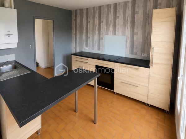 Visite virtuelle : 
YouTube - @LODITYMEDIA

Charmante et bien placée sur le secteur. Proche des commodités.
Cette maison offre une entrée ouverte sur un salon/séjour. A coté, une cuisine aménagée et équipée, puis un WC.
A l’étage 3 chambres, une salle de douche avec WC également.
Voisinage discret, grand jardin avec terrasse et balcon.
Vous profiterez d’un GARAGE avec porte motorisée, d'une aire de stationnement et d'un jardin. Le portail extérieur est motorisé également.

LE GROS + :
Sous sol aménageable sur 40m2 environ de quoi créer un espace de vie supplémentaire ! 
Plus value importante envisageable.