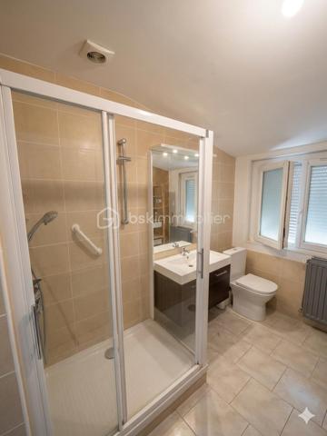 Visite virtuelle : 
YouTube - @LODITYMEDIA

Charmante et bien placée sur le secteur. Proche des commodités.
Cette maison offre une entrée ouverte sur un salon/séjour. A coté, une cuisine aménagée et équipée, puis un WC.
A l’étage 3 chambres, une salle de douche avec WC également.
Voisinage discret, grand jardin avec terrasse et balcon.
Vous profiterez d’un GARAGE avec porte motorisée, d'une aire de stationnement et d'un jardin. Le portail extérieur est motorisé également.

LE GROS + :
Sous sol aménageable sur 40m2 environ de quoi créer un espace de vie supplémentaire ! 
Plus value importante envisageable.