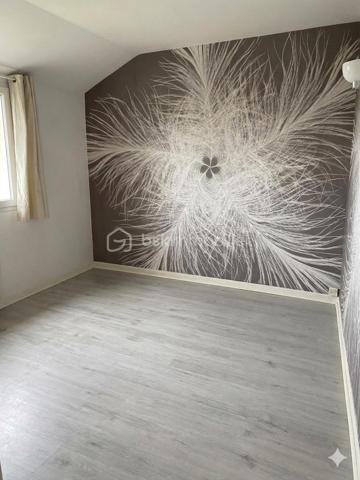 Visite virtuelle : 
YouTube - @LODITYMEDIA

Charmante et bien placée sur le secteur. Proche des commodités.
Cette maison offre une entrée ouverte sur un salon/séjour. A coté, une cuisine aménagée et équipée, puis un WC.
A l’étage 3 chambres, une salle de douche avec WC également.
Voisinage discret, grand jardin avec terrasse et balcon.
Vous profiterez d’un GARAGE avec porte motorisée, d'une aire de stationnement et d'un jardin. Le portail extérieur est motorisé également.

LE GROS + :
Sous sol aménageable sur 40m2 environ de quoi créer un espace de vie supplémentaire ! 
Plus value importante envisageable.