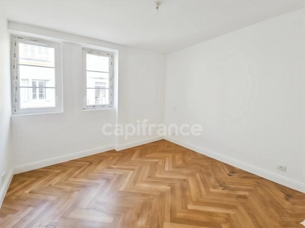 Appartement entièrement rénové avec terrasse et parking