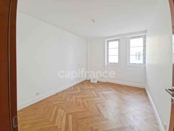 Appartement entièrement rénové avec terrasse et parking