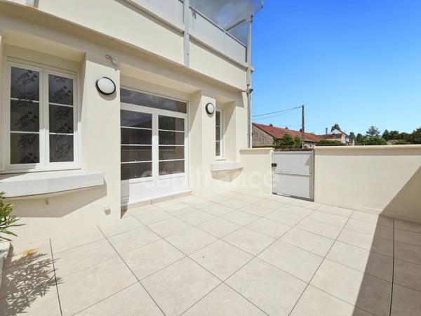 Appartement entièrement rénové avec terrasse et parking