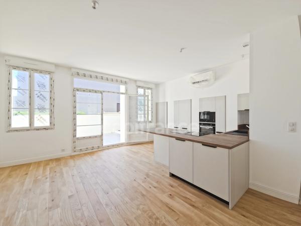 Appartement entièrement rénové avec terrasse et parking