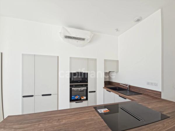 Appartement entièrement rénové avec terrasse et parking