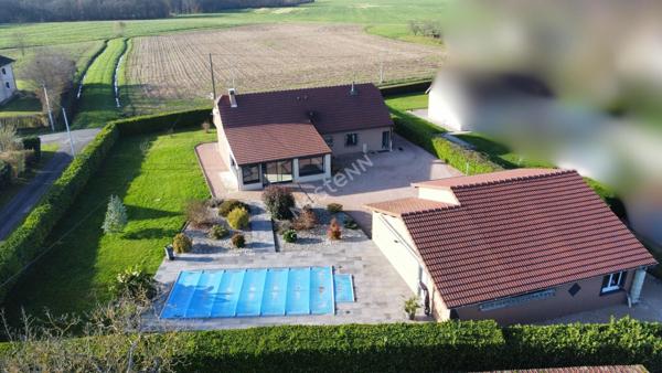 Superbe maison de plain pieds 116m2 avec véranda, piscine et 110m2 de dépendances à seulement 5 minutes de Louhans et 1h45 de Genève.