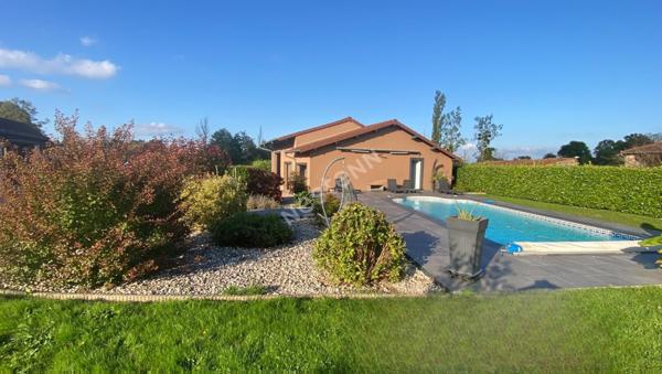 Superbe maison de plain pieds 116m2 avec véranda, piscine et 110m2 de dépendances à seulement 5 minutes de Louhans et 1h45 de Genève.