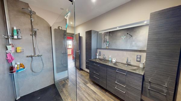 Superbe maison de plain pieds 116m2 avec véranda, piscine et 110m2 de dépendances à seulement 5 minutes de Louhans et 1h45 de Genève.