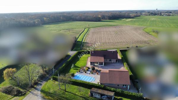 Superbe maison de plain pieds 116m2 avec véranda, piscine et 110m2 de dépendances à seulement 5 minutes de Louhans et 1h45 de Genève.