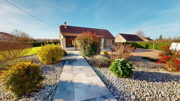 Superbe maison de plain pieds 116m2 avec véranda, piscine et 110m2 de dépendances à seulement 5 minutes de Louhans et 1h45 de Genève.