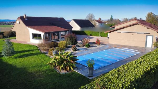 Superbe maison de plain pieds 116m2 avec véranda, piscine et 110m2 de dépendances à seulement 5 minutes de Louhans et 1h45 de Genève.