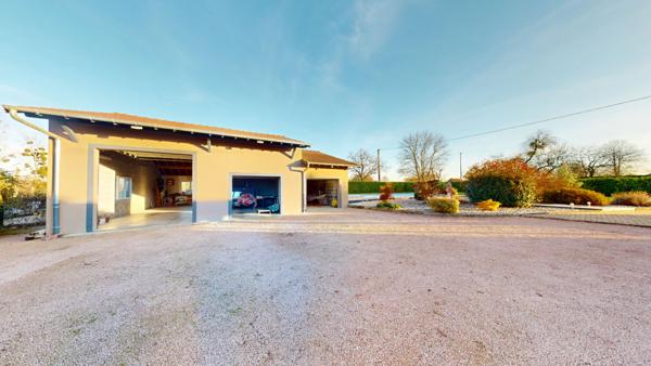 Superbe maison de plain pieds 116m2 avec véranda, piscine et 110m2 de dépendances à seulement 5 minutes de Louhans et 1h45 de Genève.