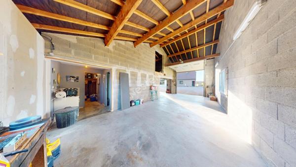 Superbe maison de plain pieds 116m2 avec véranda, piscine et 110m2 de dépendances à seulement 5 minutes de Louhans et 1h45 de Genève.