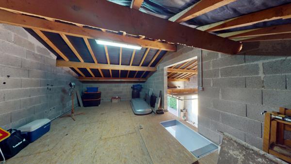 Superbe maison de plain pieds 116m2 avec véranda, piscine et 110m2 de dépendances à seulement 5 minutes de Louhans et 1h45 de Genève.