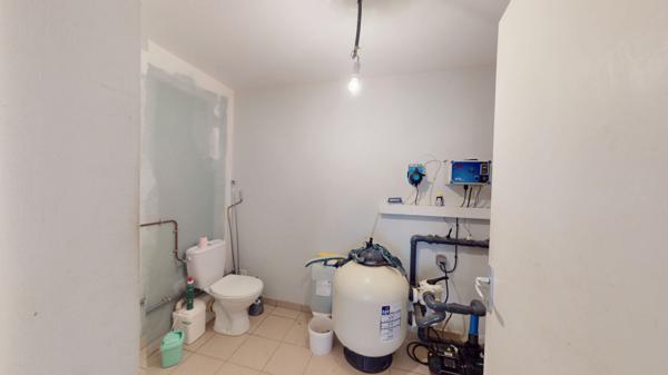 Superbe maison de plain pieds 116m2 avec véranda, piscine et 110m2 de dépendances à seulement 5 minutes de Louhans et 1h45 de Genève.